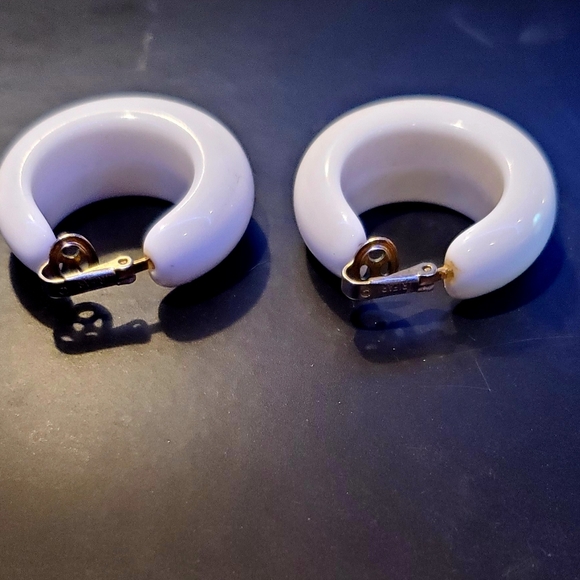 Vintage signed Trifari Crown Clip on Earrings. - Picture 2 of 7